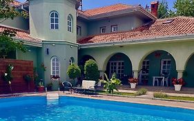 Sunny House Apartments With An Outdoor Pool And Free Parking