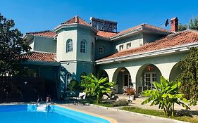 Sunny House Apartments With An Outdoor Pool And Free Parking